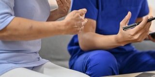 患者さまの横に座って話をする様子